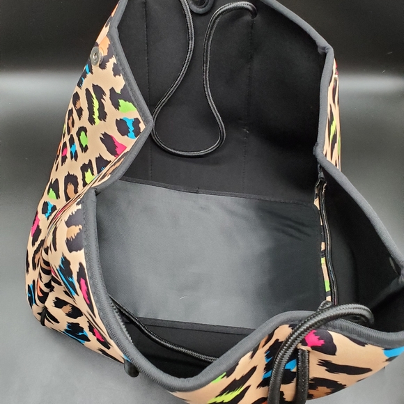 SOLD🐆 Neoprene Large Tote Bag with Pouch - Picture 7 of 8